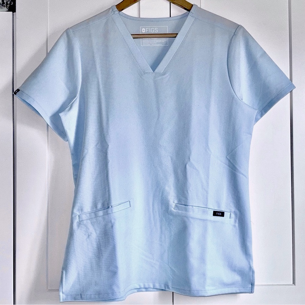 FIGS V-Neck 3 Pocket Casma Scrub Top Open Skies